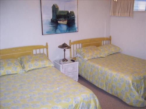 南帕诸岛La Internacional Condos O211的卧室配有两张床,墙上挂着一幅画
