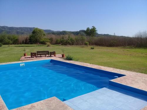 El Encón芬卡维特因特酒店的蓝色的游泳池,在田野上设有长凳