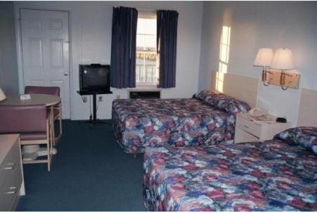 大洋城塔尔博特旅馆的酒店客房设有两张床和电视。