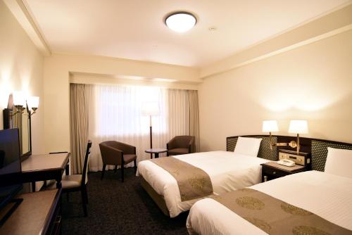 福岛福岛桑科约酒店的酒店客房配有两张床和一张书桌