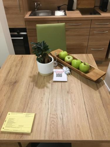 海德堡Perkeo Apartments的一张桌子上放着一盘绿色苹果