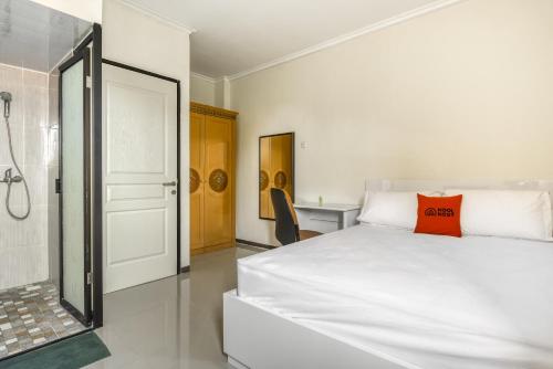 泗水KoolKost Syariah near Kaza Mall Surabaya的卧室配有白色的床和淋浴