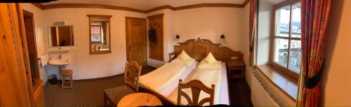 基茨比厄尔斯密丁格尔住宿加早餐旅馆的一间带床的卧室,位于带窗户的房间内