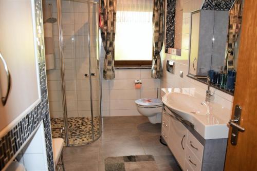 马耳他Ferienwohnung Strasser的带淋浴、盥洗盆和卫生间的浴室