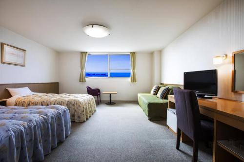 利尻富士町利尻海岛宾馆的酒店客房配有两张床和一张书桌