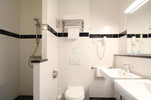 弗拉尔丁恩弗拉尔丁恩堡垒酒店的白色的浴室设有卫生间和水槽。