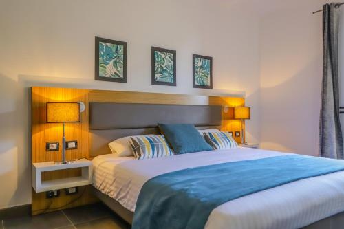 莫里亚尼海滩Hotel Restaurant San Lucianu的一间卧室配有一张大床和两盏灯。