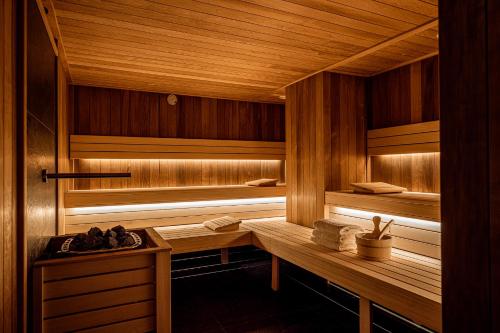 斯克拉斯卡波伦巴Platinum Apartments的一间带木墙、木桌和长凳的桑拿浴室