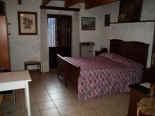 Mosso Santa MariaIanua Coeli的一间卧室配有一张带紫色床罩的床