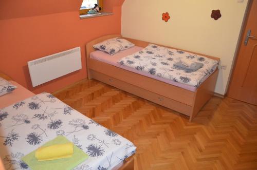 克拉尼斯卡戈拉Apartment Crystal Rose的一间铺有木地板的小卧室,配有两张床