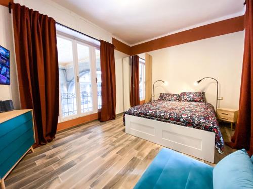 热那亚A 2 PASSI DAL CENTRO的一间卧室设有一张床和一个大窗户