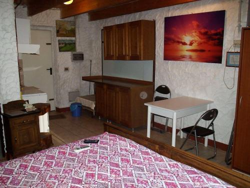 Mosso Santa MariaIanua Coeli的一间卧室配有一张床、一张桌子和一张桌子