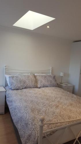 邓弗姆林Executive Annex - Dunfermline的卧室设有一张带白色天花板的大床