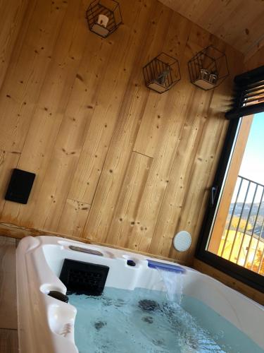 Saint-Jean-Saint-NicolasClos Shambhala-Chalet d'hôtes的配有木制天花板的客房内的浴缸