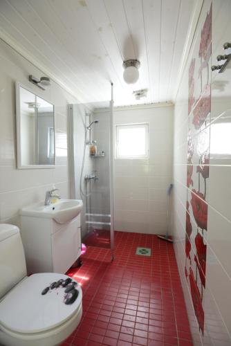 科特卡皮库托帕宾馆的浴室配有卫生间、盥洗盆和淋浴。