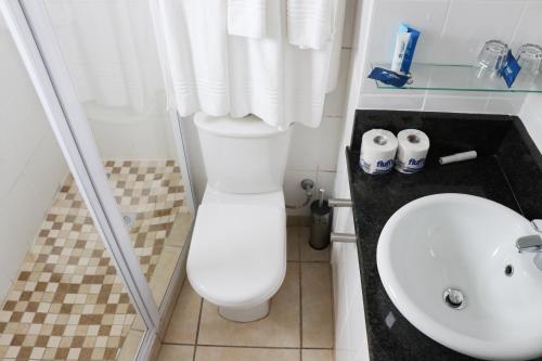 兰格班Kaliva 364 at Club Mykonos in Langebaan的浴室配有白色卫生间和盥洗盆。
