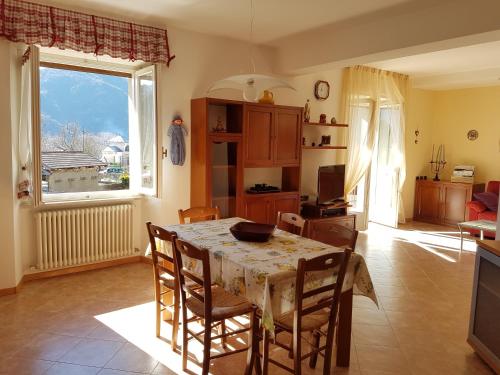 梅佐拉戈Casa Luca e Cristina的厨房以及带桌子和窗户的用餐室。