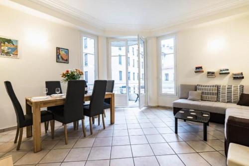 尼斯梅耶贝尔公寓的客厅配有桌椅和沙发