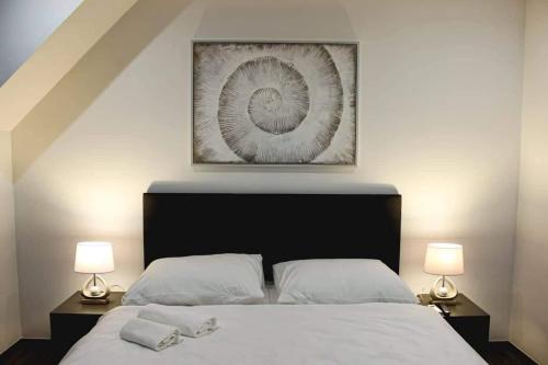 斯图帕瓦Il Galeone hotel的一间卧室配有一张大床和两盏灯