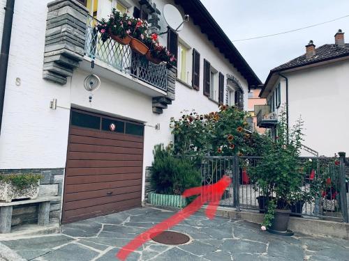 贝林佐拉Casa Nataliya, via tampori 8 6503 Bellinzona的一座房子,上面有红色的带子