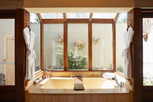 YanqueLas Casitas, A Belmond Hotel, Colca Canyon的一间带水槽和窗户的浴室