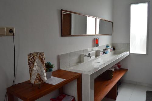 乌布阿斯卡拉宾馆的浴室设有水槽和墙上的镜子