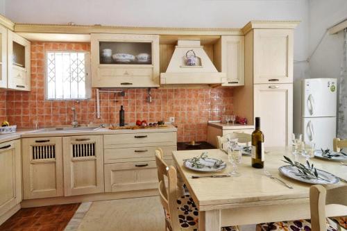 3BR Corfu town suburbs apartment的厨房或小厨房