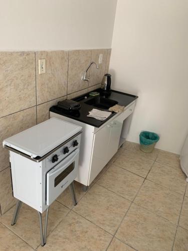 南圣洛伦索Apartamento beira da Praia das Ondinas的小厨房配有炉灶和水槽
