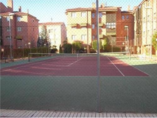 Confortable y luminoso apartamento内部或周边的网球和/或壁球设施