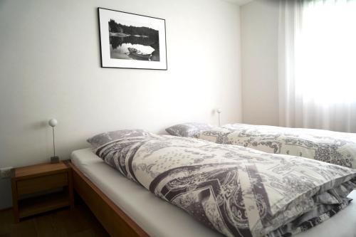 SagognWohnen wie Zuhause的卧室内的两张床,墙上挂着一幅画