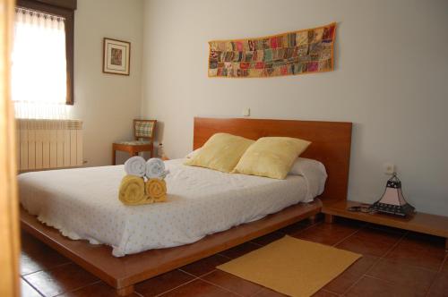 艾利翁Casa Luna Lunera的一间卧室配有一张床,上面有两条毛巾