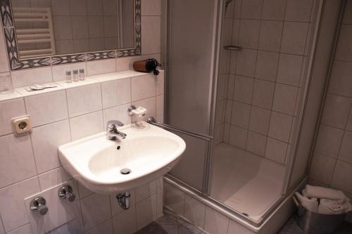 Hotel Fronhof Mettendorf的一间浴室