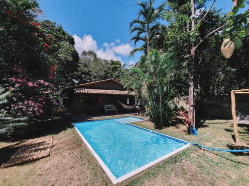 托兰克索Casa Primavera的一座房子的院子内的游泳池