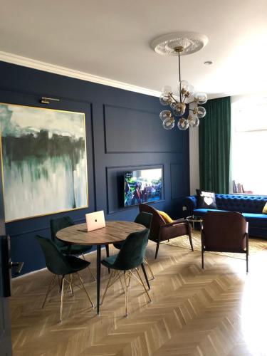 什切青Apartamenty Royal Point Bed & Bath的客厅配有桌椅和沙发