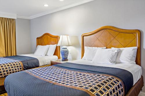 奥克兰汉兰达汽车旅馆的酒店客房,设有两张床和一盏灯