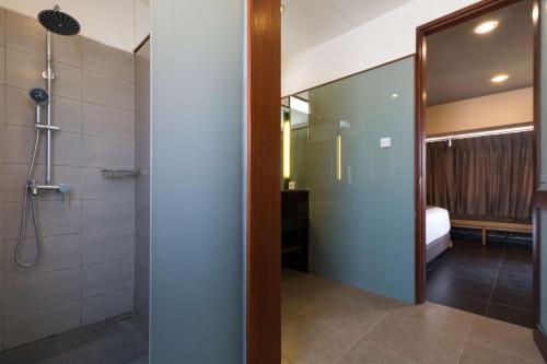 沙努尔沙努尔艺术别墅的带淋浴的浴室和玻璃门