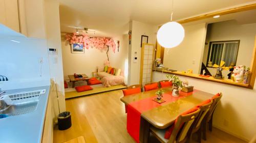 名古屋雲波館的厨房、带桌子的客厅和用餐室