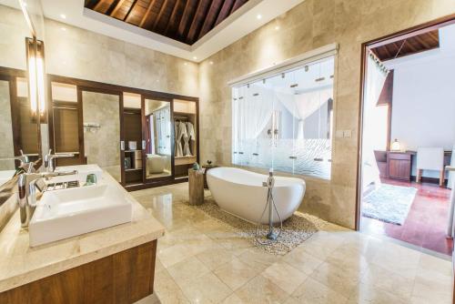 塞米亚克卡萨Spa别墅的带浴缸和盥洗盆的大浴室