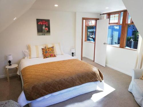 纳皮尔Shakespeare Cottage的一间卧室设有一张大床和一个窗户。