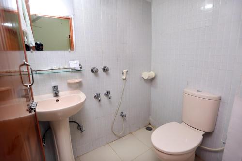 巴纳内拉斯The Grand Hotel BD的白色的浴室设有卫生间和水槽。