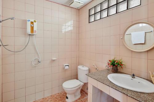 拉迈苏梅岛珊瑚礁景观度假酒店的一间带卫生间、水槽和镜子的浴室