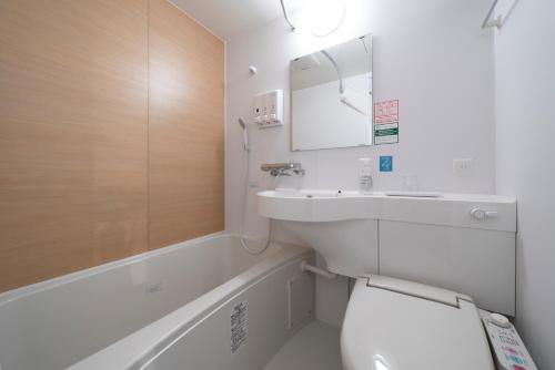 仙台R&B Hotel Sendai Higashiguchi的白色的浴室设有水槽和卫生间。