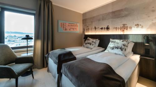 特隆赫姆盘拉玛品质酒店的酒店客房设有两张床和窗户。