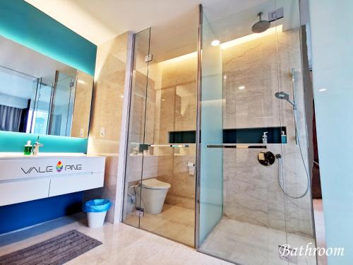吉隆坡Tropicana The Residences KLCC by Vale Pine的浴室设有玻璃淋浴间和卫生间