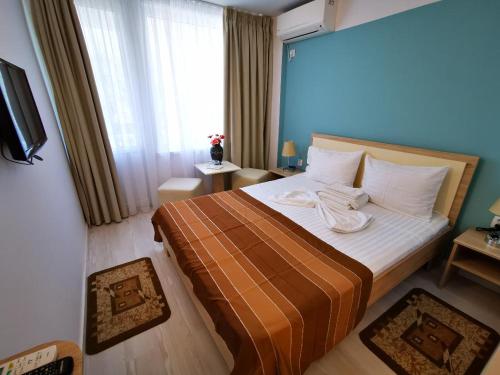 艾福雷诺德戴安娜酒店的酒店客房设有床和窗户。