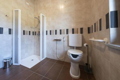 塞拉伦加达尔巴比奥卡农家乐的一间带卫生间和淋浴的浴室