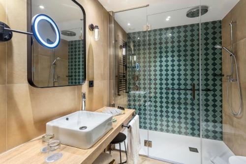 塞维利亚加泰罗尼亚圣胡斯塔酒店的一间带水槽和淋浴的浴室