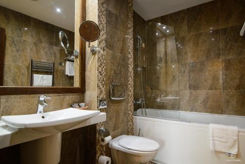 波亚纳布拉索夫Apartament Alpin resort etaj 7的浴室配有盥洗盆、卫生间和浴缸。