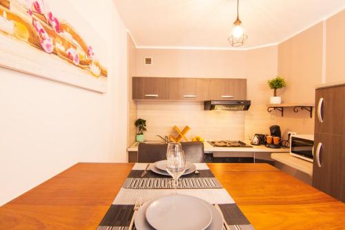穆斯捷-圣玛丽Appartement de charme, spacieux, Moustiers #5的厨房配有带盘子的桌子
