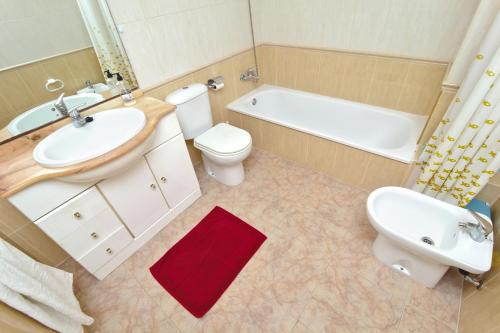 德尼亚Bahia Azul VyB的浴室配有盥洗盆、卫生间和浴缸。